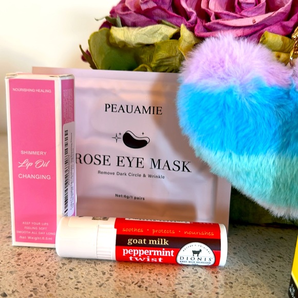 Beauty products NWOT 8 PCs total assortment with fun keychain - Picture 4 of 6